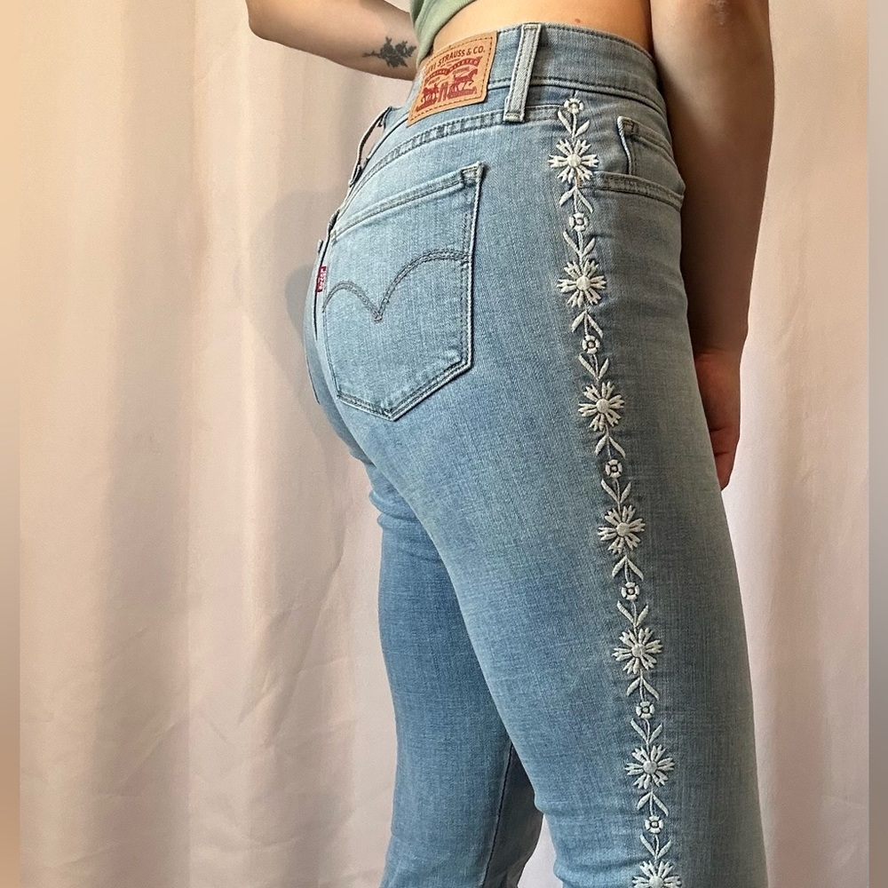 Mid rise Levi’s embroidered jeans